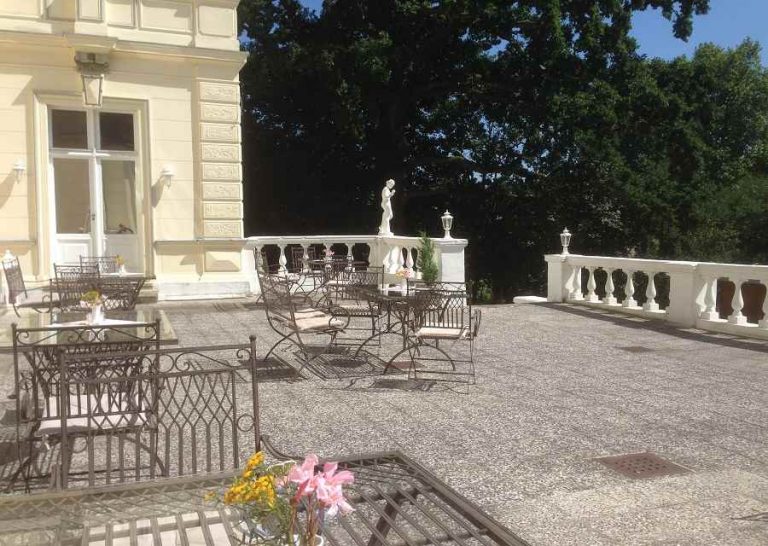 Schloss Schoenfeld Terasse edit 768x546