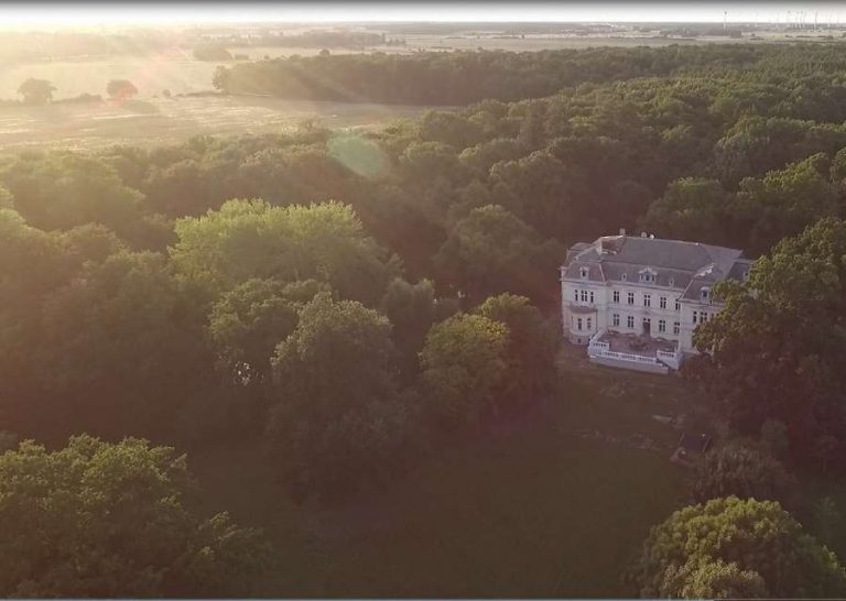 Schloss Schönfeld Luftaufnahme Sonnenuntergang edit 768x546