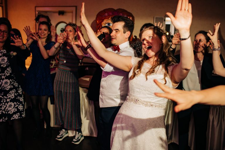 Hochzeitsband Delicious Party Brautpaar 768x512