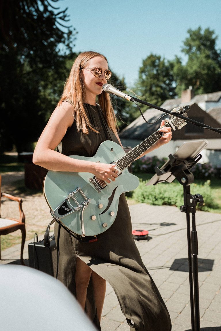 Hochzetissängerin Delicious Band Köln 768x1150