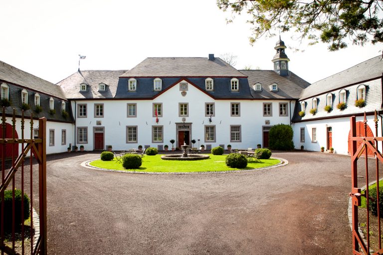 Schloss Front 1 768x512