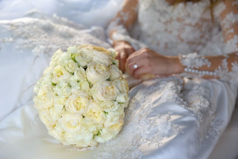 Braut traegt weissen Brautstrauss aus David Austin Rosen 768x512