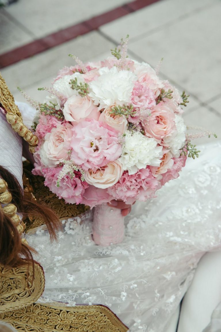 Brautstrauss mit Rosa und pinken Blumen und Rosen 768x1152