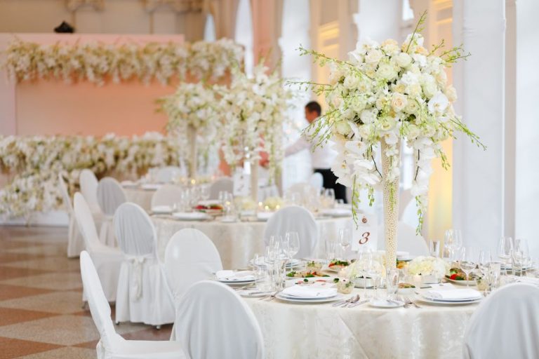 Grosse Orangerie Bankettbestuhlung mit Tischdekoration 768x512