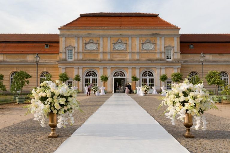 Grosse Orangerie mit Blumendekoration 768x512