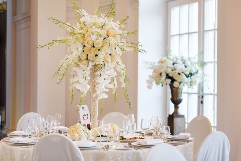 Hochzeitsfloristik Tischblumendekoration aus weissen Orchideen Rosen und Hortensien 768x512