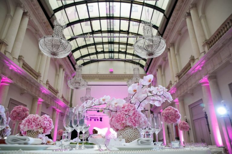 Hotel de Rome mit Hochzeitsfloristik mit pinken Hotensien 768x512