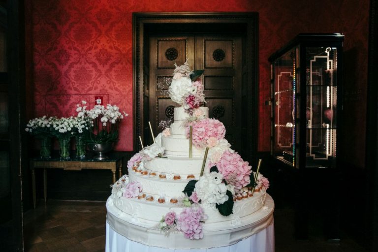 Mehrstoeckige Hochzeitstorte mit Tortenfloristik und Fontaenen 768x512