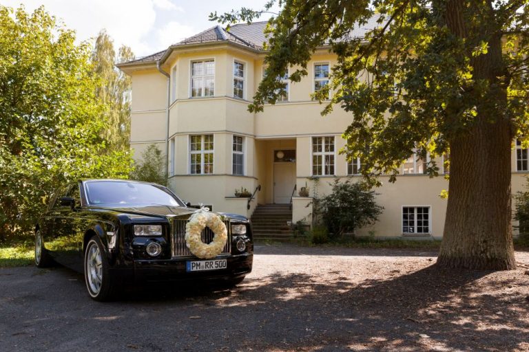 Rolls Royce Phantom mit Autoschmuck vor Villa 768x512