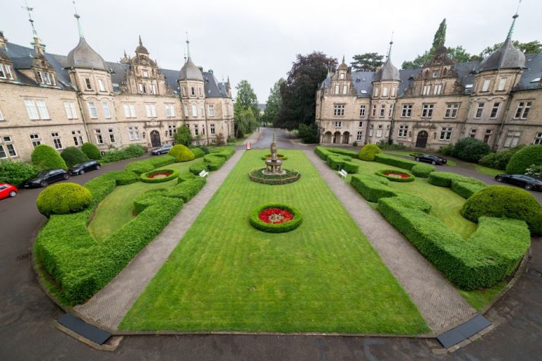 Schloss Bueckeburg Vorgarten 768x512