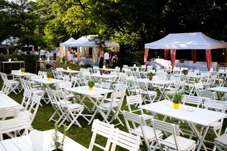 103001 Gartenstuhl mit 113701 Tisch und Baldachin 768x512