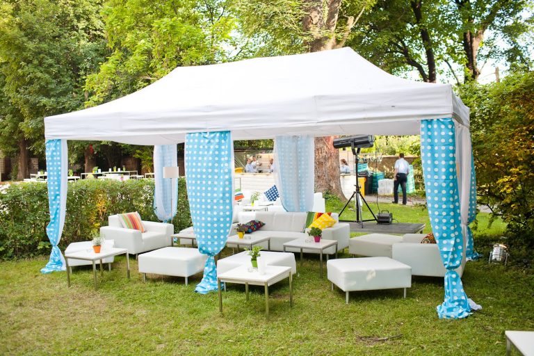 200102 Baldachin mit 120605 120805 120905 120401 Ledersofagarniture mit Nirocouchtisch 768x512