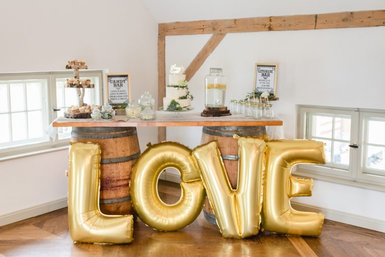 Happily Ever After Berlin Dekorationsverleih Hochzeitsverleih Candybar Weinfässer Limobar 768x513