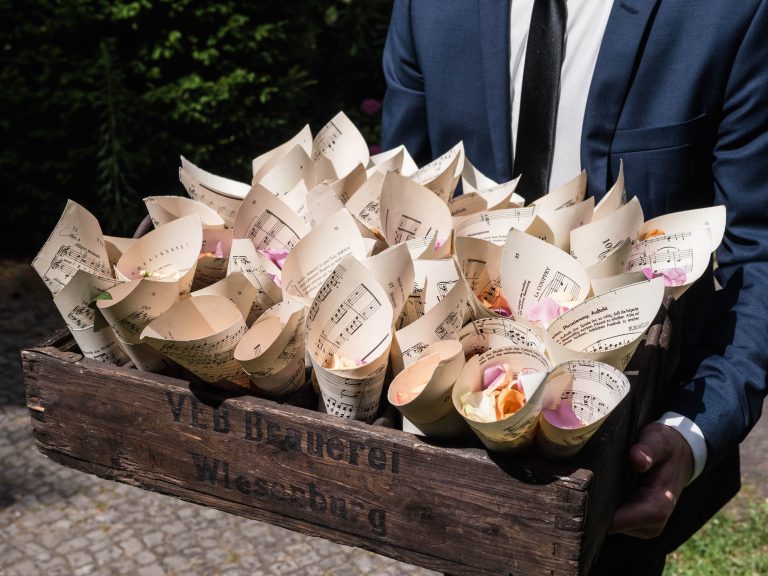 Happily Ever After Berlin Dekorationsverleih Hochzeitsverleih Spitztüten Blütenempfang 768x576