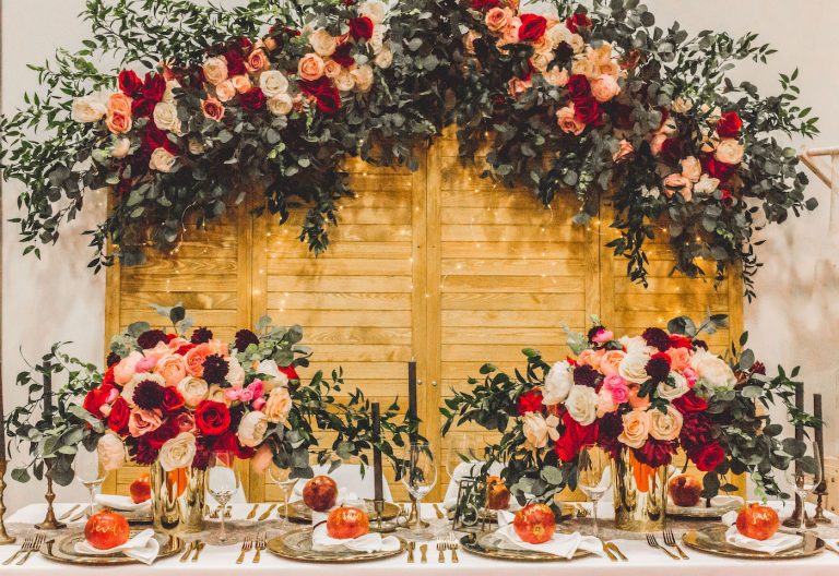 Happily Ever After Brauttisch Holzhintergrund Eventverleih Dekoverleih Berlin 768x528