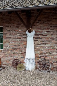Boho-Winter-Hochzeit-mit-Trockenblumen-im-Mühlenhof-Kalkar-am-Niederrhein-02