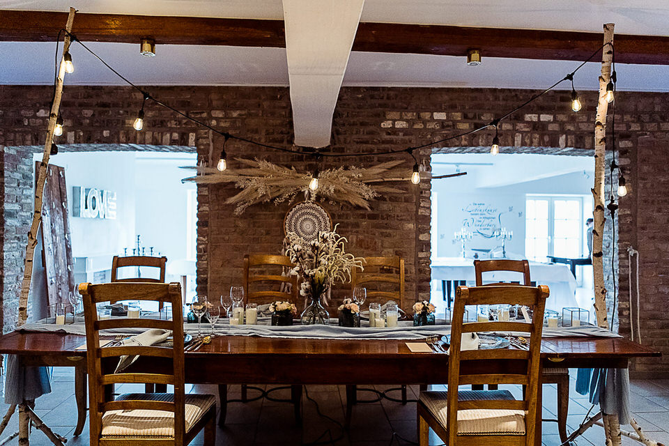 Boho-Winter-Hochzeit-mit-Trockenblumen-im-Mühlenhof-Kalkar-am-Niederrhein-23
